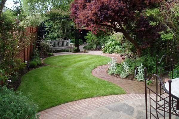 How-to-plant-a-small-garden-ideas-lawn-shrubs-wooden-bench-garden-paths